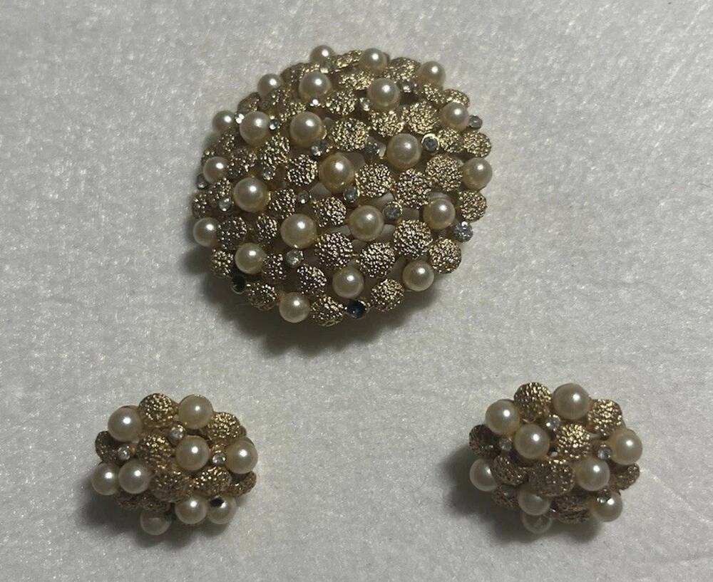 Vintage Trifari Faux Pearl Rhinestone Gold Tone Brooch Clip On Earrings Set